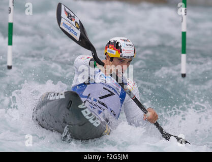 Lee Valley, London, UK. 18. Sep, 2015. ICF Canoe Slalom World Championship. Tag drei. K1 Männer, Hannes Aigner (GER) London 2012 Olympische Bronzemedaille. Im ersten Vorlauf der K1 Männer. Bildnachweis: Aktion Plus Sport/Alamy Live-Nachrichten Stockfoto