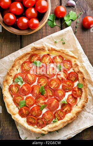 Tomaten-Kuchen auf Backblech Papier, Top Aussicht Stockfoto