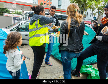 Paris, Frankreich. Gruppe französischer Freiwilliger, die im Lager syrischer Flüchtlinge, Migranten, Migrantenlager, Europa, Kinder mit niedrigem Einkommen, Einwanderung, Armut Stockfoto