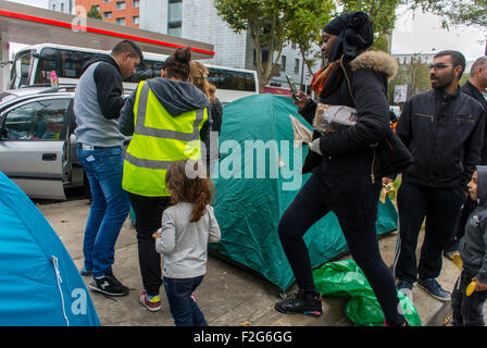 Paris, Frankreich. Gruppe französischer Freiwilliger, die im Lager syrischer Flüchtlinge, Migranten, internationaler Einwanderer, Sozialdienste, Kinder mit niedrigem Einkommen, Obdachlose Krise, Einwanderungslager, Armut Stockfoto