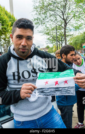 Paris, Frankreich. Portrait man refugees Men, Holding Home Made Syrian Flag, Camp der Flüchtlinge, frankreich Migrantenproteste Stockfoto