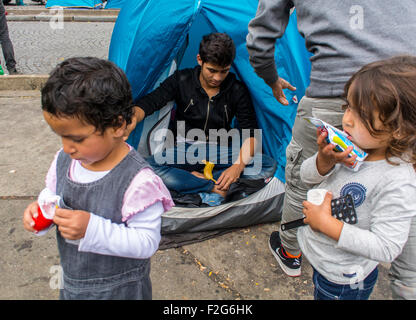 Paris, Frankreich. Lager syrischer Flüchtlinge, Migranten, Kinder mit niedrigem Einkommen, die auf der Straße in Port de Saint Ouen leben. Internationale Einwanderer lagern Europa, Obdachlose Krise Stockfoto