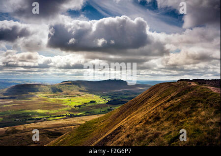 Ingleborough Hügel von Whernside, der Yorkshire Dales National Park, UK gesehen. Stockfoto