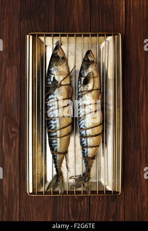 Rohe Makrele Fisch bereit für Rauch getrocknet, Top Aussicht Stockfoto
