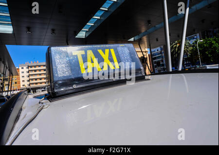 Die Taxis am Bahnhof von Málaga-Los Taxis de la Estación de Trenes de Málaga María Zambrano Stockfoto