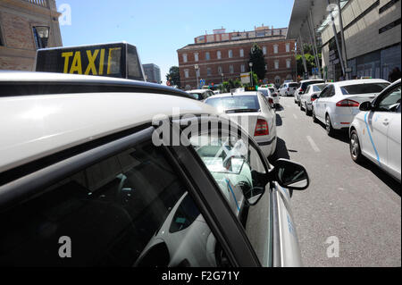 Die Taxis am Bahnhof von Málaga-Los Taxis de la Estación de Trenes de Málaga María Zambrano Stockfoto