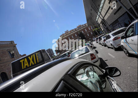 Taxis am Bahnhof in Malaga, Spanien - María Zambrano Stockfoto