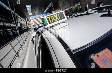 Taxi-außen María Zambrano Bahnhof in Malaga, Spanien Stockfoto