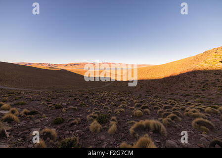 Großer Höhe kargen Bergkette im Hochland der Anden auf dem Weg zu den berühmten Uyuni Salz flach, unter den am meisten wichtig Stockfoto