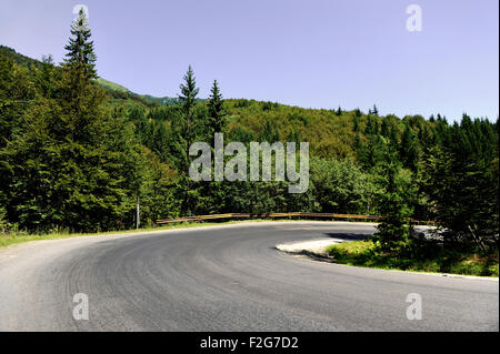 Eine Haarnadelkurve auf eine leere Bergstraße Stockfoto