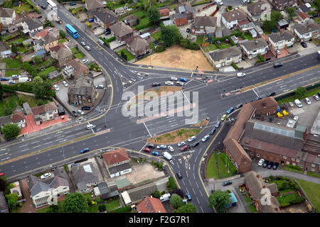 Luftaufnahme von einem Kreisverkehr Kreuzung unterwegs zwischen Bradford und Leeds, Yorkshire, UKfrom A647 Bradford Stockfoto