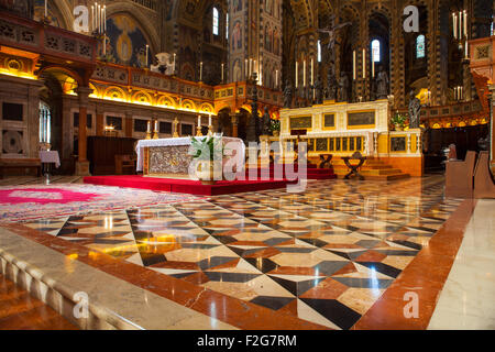 Padua, Italien - 24 AUGUST: Innenraum der päpstlichen Basilika des Heiligen Antonius von Padua am 24. August 2014 Stockfoto