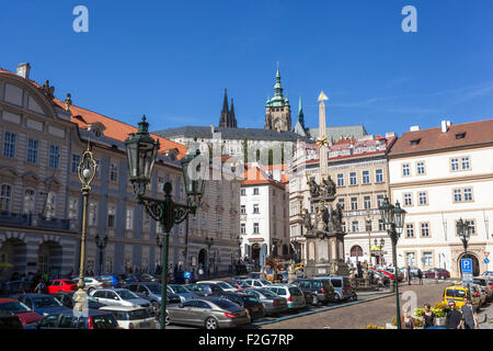 Blick auf die Prager Burg vom Malostranske Namesti Platz in Prag, Tschechische Republik, Europa Stockfoto