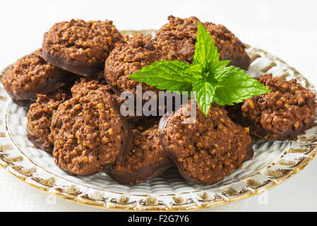 Kein Backen Schoko-Cookies mit Quinoa-crispies Stockfoto