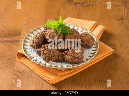 Kein Backen Schoko-Cookies mit Quinoa-crispies Stockfoto