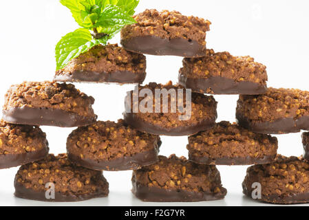 Kein Backen Schoko-Cookies mit Quinoa-crispies Stockfoto