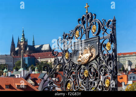 Der eiserne Grill und Relief, der Ort, wo nach der Legende wurde in die Moldau St. John of Nepomuk Prag Karlsbrücke Tschechische Republik geworfen Stockfoto
