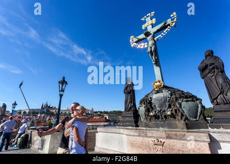 Karlsbrücke, Statue von Jesus am Kreuz, Prag, Tschechische Republik, Europa Stockfoto