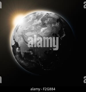Sonne über Südostasien auf dunkler Planet, die, den Erde auf schwarzem Hintergrund isoliert. Hochdetaillierte Planetenoberfläche. Elemente dieser imag Stockfoto