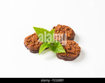 Kein Backen Schoko-Cookies mit Quinoa-crispies Stockfoto