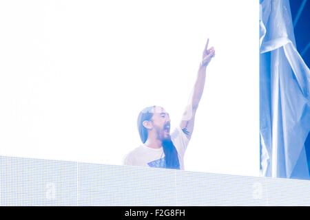 Rom, Italien. 13. Sep, 2015. Bekannte DJ und Produzent, Steve Aoki, Gesten während seiner live-Konzert in der SunTribe Music Festival 2015. © Davide Fracassi/Pacific Press/Alamy Live-Nachrichten Stockfoto