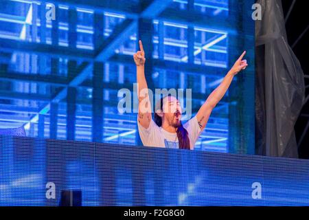 Rom, Italien. 13. Sep, 2015. Bekannte DJ und Produzent, Steve Aoki, Gesten während seiner live-Konzert in der SunTribe Music Festival 2015. © Davide Fracassi/Pacific Press/Alamy Live-Nachrichten Stockfoto