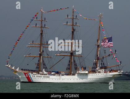 AJAX-NEWS-FOTOS. 28. JUNI 2005. PORTSMOUTH, ENGLAND. -T200 INTERNATIONAL FLEET REVIEW - US COAST GUARD TRAINING SCHIFF ADLER, ERBAUT 1936 DURCH DEUTSCHE WERFT BLOHMN & VOSS AS HORST WESSEL. FOTO: JONATHAN EASTLAND/AJAX REF: D152806 274 Stockfoto