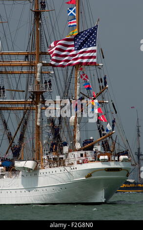 AJAX-NEWS-FOTOS - 28. JUNI 2005. PORTSMOUTH, ENGLAND. -T200 INTERNATIONAL FLEET REVIEW US COAST GUARD TRAINING SCHIFF ADLER, ERBAUT 1936 DURCH DEUTSCHE WERFT BLOHMN & VOSS AS HORST WESSEL. FOTO: JONATHAN EASTLAND/AJAX REF: D152806 257 Stockfoto