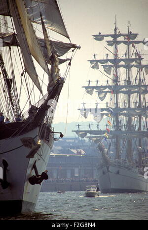 AJAX-NEWS-FOTOS - JULI 1989. ROUEN, FRANKREICH - GROßE SCHIFFE AUF DER SEINE - VOILE DE LA LIBERTE - CHUATEMOC DER DEUTSCHEN SAIL TRAINING SCHIFF GORCH FOCH FÜHRT MEXIKOS IN DIE PARADE DER SEGEL. FOTO: JONATHAN EASTLAND/AJAX REF: 22506 1 44 Stockfoto