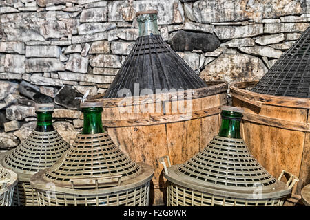 Korbflaschen Wein in ein Steinkeller. Stockfoto