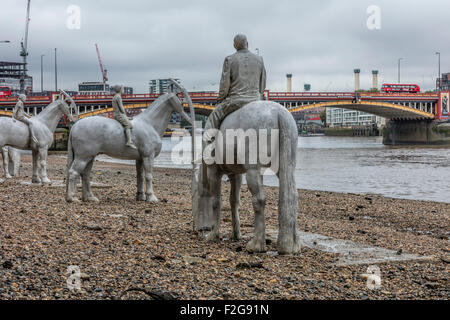 Weiße Pferde am Strand von der Themse in der Nähe von Vauxhall Bridge und im Vorderhaus des MI6 in London Stockfoto