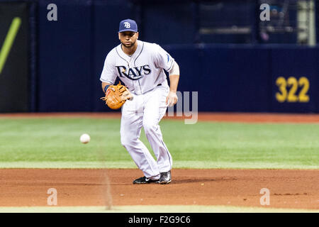 St. Petersburg, FL, USA. 17. Sep, 2015. Baltimore Orioles erster Basisspieler Chris Davis #19 Gründen heraus zu Tampa Bay Rays erster Basisspieler James Loney #21 im 4. Inning im Tropicana Field in St. Petersburg, FL. Credit Bild: Del Mecum CSM/Alamy Live News Stockfoto