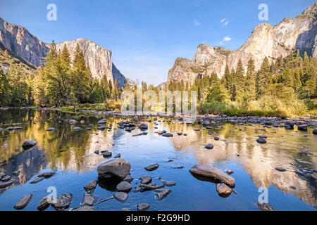 Merced River im Yosemite National Park bei Sonnenuntergang, Kalifornien, USA. Stockfoto