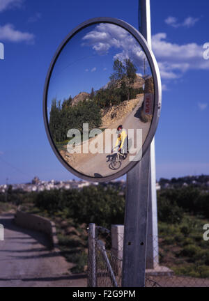 Radfahrer in Straße Kreuzung Spiegel, in der Nähe von Altea, Alicante, Spanien. Stockfoto