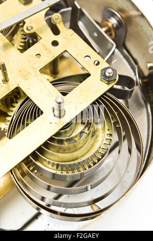 Im Inneren Mechanismus des alten Wecker isoliert auf weiss Stockfoto