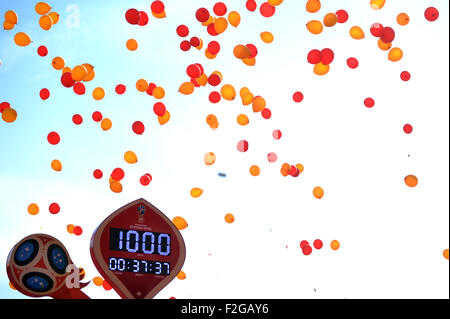 Moskau, Russland. 18. Sep, 2015. Ballons fliegen bei einer Zeremonie der Einführung der Kennzeichnung der 1.000 Tage bis 2018 FIFA World Cup in Moskau, Russland, am 18. September 2015 Russland 2018 Countdown-Uhr. Bildnachweis: Pavel Bednyakov/Xinhua/Alamy Live-Nachrichten Stockfoto