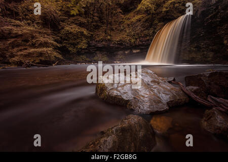 Auf dem Fluss Afon Pyrddin in der Nähe von Pontneddfechan, South Wales, bekannt als Wasserfall Land Stockfoto