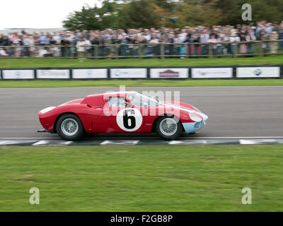 Ferrari 250 LM fahren in der historischen Autorennen am Goodwood Revival meeting Stockfoto