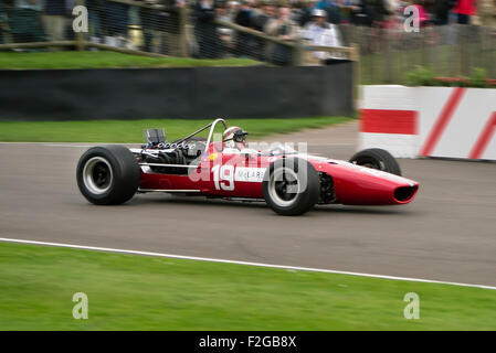 Sir Jackie Stewart fahren ein Ex-Bruce Mclaren F! Auto aus den 1960ern beim Goodwood Revival treffen Stockfoto