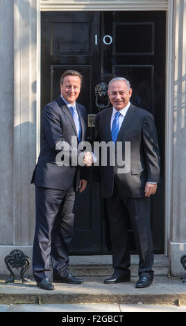 Premierminister David Cameron mit der israelische Ministerpräsident Benjamin Netanyahu auf den Stufen der Nummer 10 Downing street Stockfoto