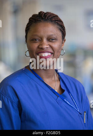 Ein Lächeln auf den Lippen tragen scheuert NHS-Krankenschwester Stockfoto