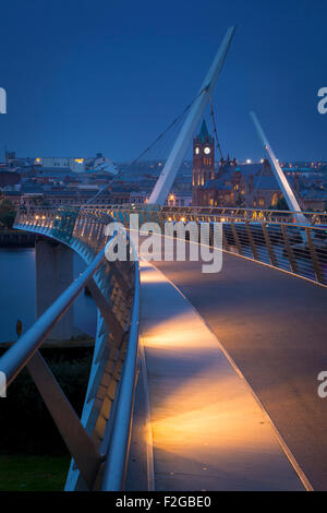 Fußgänger entlang der Friedensbrücke, Londonderry/Derry, County Londonderry, Nordirland, Vereinigtes Königreich Stockfoto