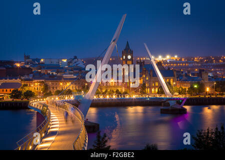 Die Spaziergänger entlang der Peace Bridge und die Skyline von Londonderry/Derry, County Londonderry, Nordirland, Großbritannien Stockfoto