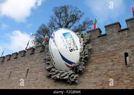 Riesige Rugbyball stürzt in Cardiff Castle zum Start des Rugby World Cup 2015, Freitag, 18. September 2015 Stockfoto
