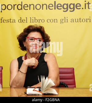 Pordenone, Italien. 18. September 2015. Tunesischer Schriftsteller Azza Filali bei Pressekonferenz während ein literarisches Ereignis pordenonelegge.it am 18. September 2015 in Pordenone Credit besucht: Andrea Spinelli/Alamy Live News Stockfoto