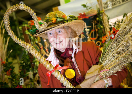 Stroh Hüte & Stroh plaiters, ein ländliches Handwerk Demonstration in Harrogate, Yorkshire, UK. September, 2015 18. Straw Plaiter Margaret Wildig, von tadcaster an der jährlichen Herbst Harrogate Flower Show. Stroh flechten ist eine Methode zur Herstellung von Textilien durch Flechten Stroh und die Industrie, das Handwerk der Herstellung von Erzeugnissen, einschließlich Stroh Hüte und Schmuck umgibt, Stockfoto