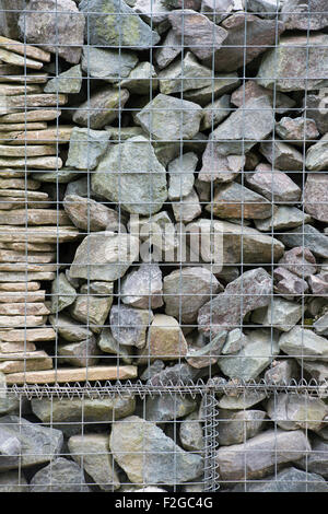 Stein gefüllt Gabione Stützmauer Gartenmauer Stockfoto