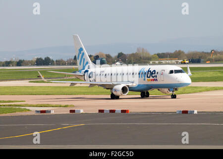 Flybe Embraer ERJ-175 regionale Passagierflugzeug (G-FBJI) des Rollens auf Manchester Airport Taxiway. Stockfoto