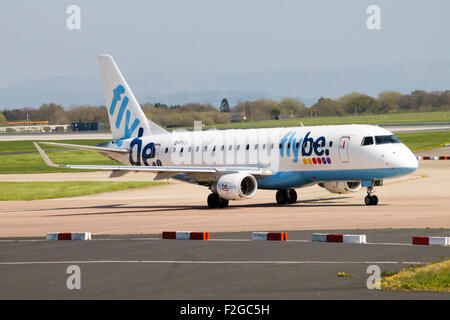 Flybe Embraer ERJ-175 regionale Passagierflugzeug (G-FBJI) des Rollens auf Manchester Airport Taxiway. Stockfoto