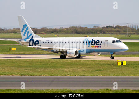 Flybe Embraer ERJ-175 regionale Passagierflugzeug (G-FBJI) des Rollens auf Manchester Airport Taxiway. Stockfoto